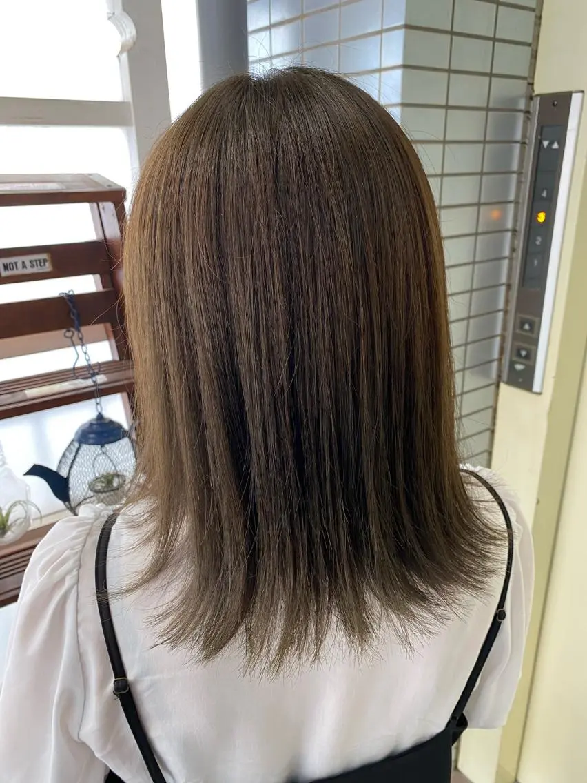ミディアム カラー ベージュカラー 村上 真依子のヘアスタイル