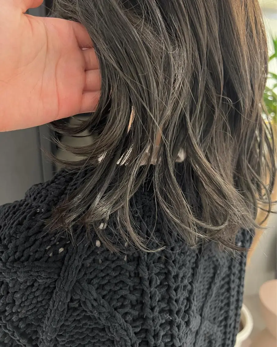ミディアム カラー ヘアアレンジ グレージュ シアーグレージュ 暗髪カラー🫐パーマ おくだりんかのヘアスタイル