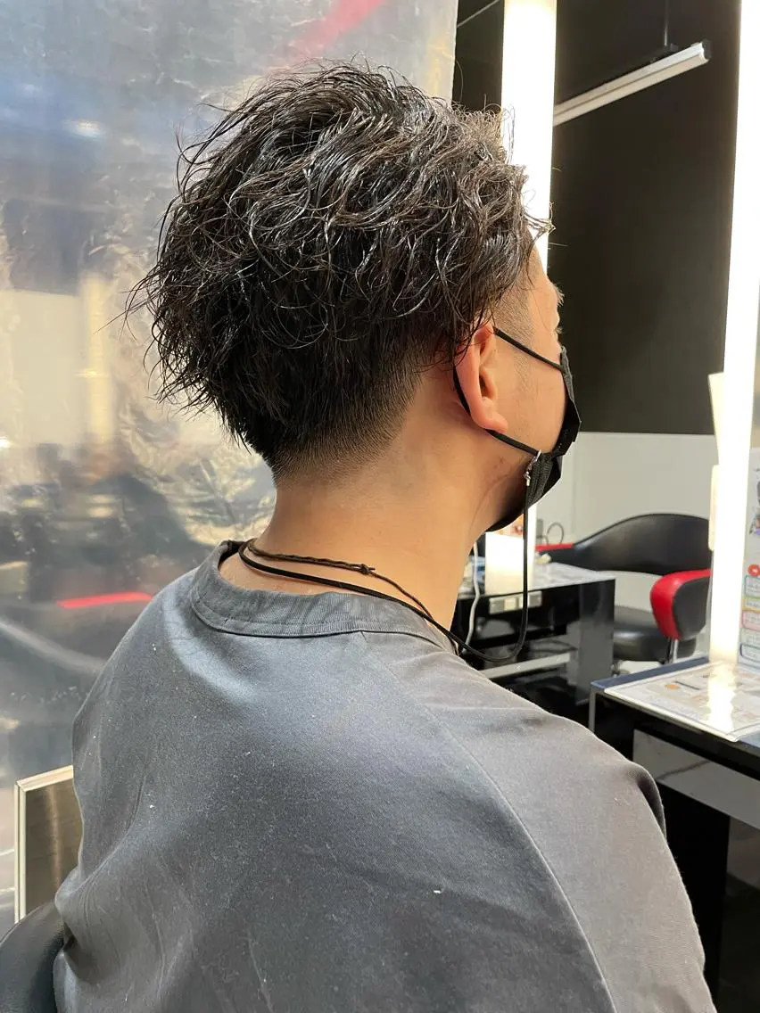 ショート パーマ メンズ メンズパーマ メンズツイストパーマ 刈り上げ ツイストパーマ メンズヘア特化 崎田 成人のヘアスタイル