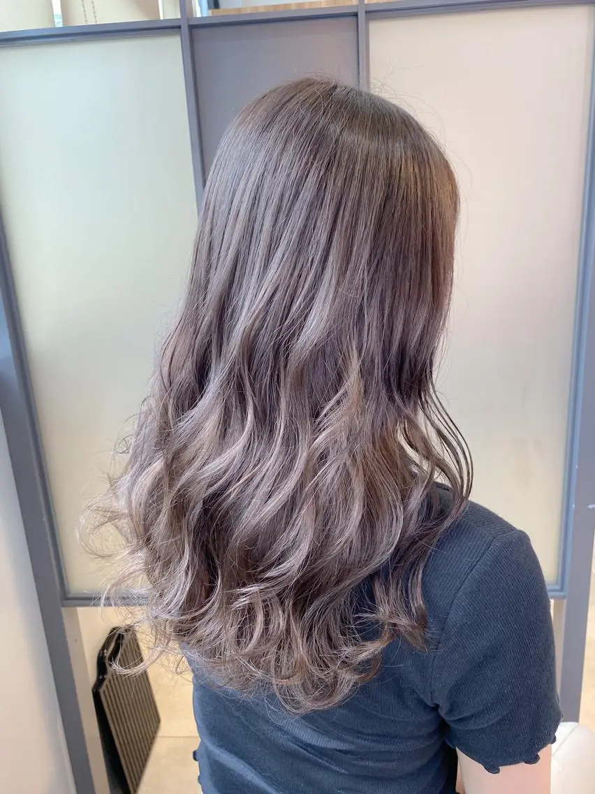 セミロング カラー ベージュカラー ブリーチ シルバー シルバーベージュ 【透明感、艶髪】西村 有司のヘアスタイル