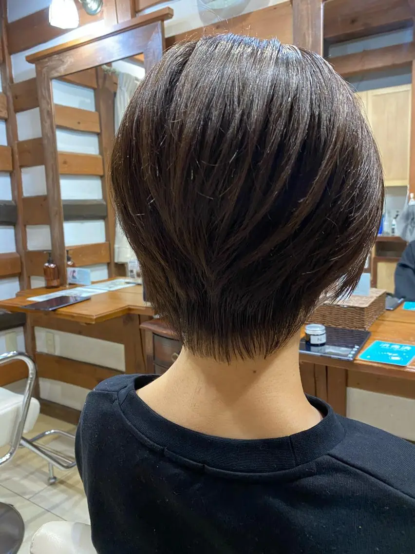 ショート アッシュ ショートヘア 岩本 紋音のヘアスタイル