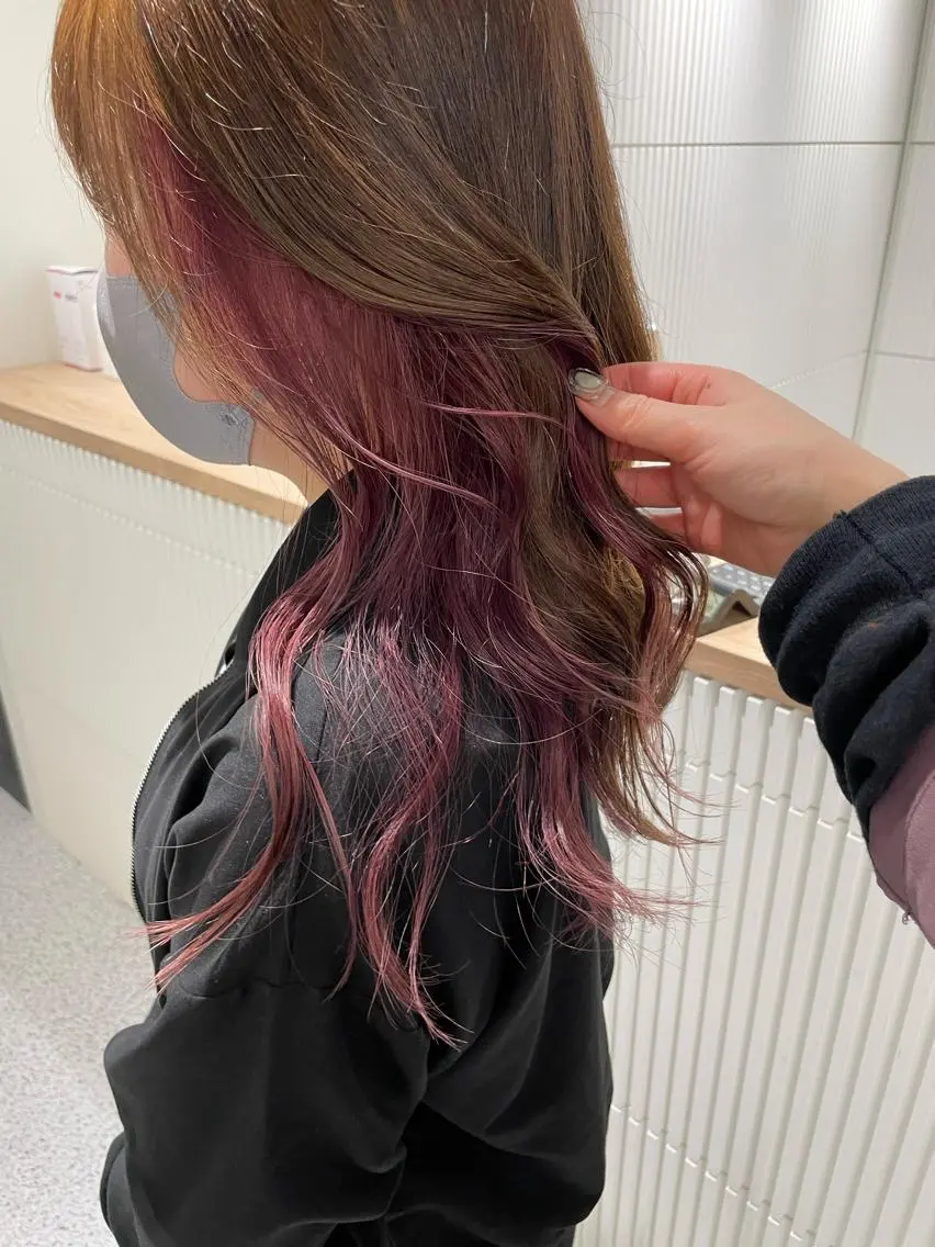 ロング カラー イヤリングカラー ピンクカラー ピンクパープル パープルカラー ブリーチ/ハイトーン 艶カラー/ユリナのヘアスタイル