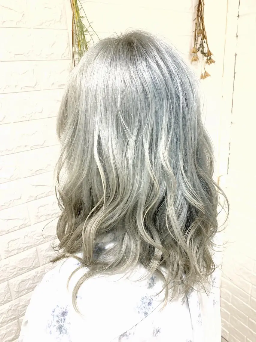 ロング カラー ブリーチ ハイトーンカラー シルバー ホワイトシルバー ヘアカラー トリートメント ハイトーン/ブリーチ 山崎　悠次のヘアスタイル