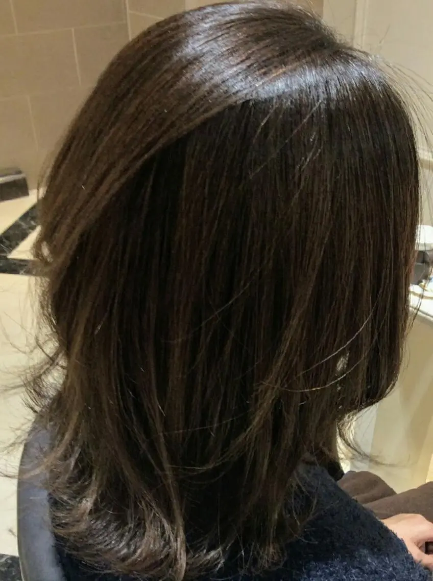 ミディアム カラー パーマ グレージュ ハイライトカラー ハイライト 外ハネヘア 畠村 美智子のヘアスタイル