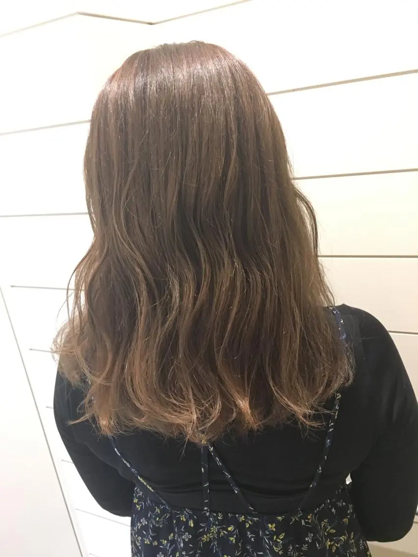 ロング カラー アッシュ 鍵山 千秋のヘアスタイル