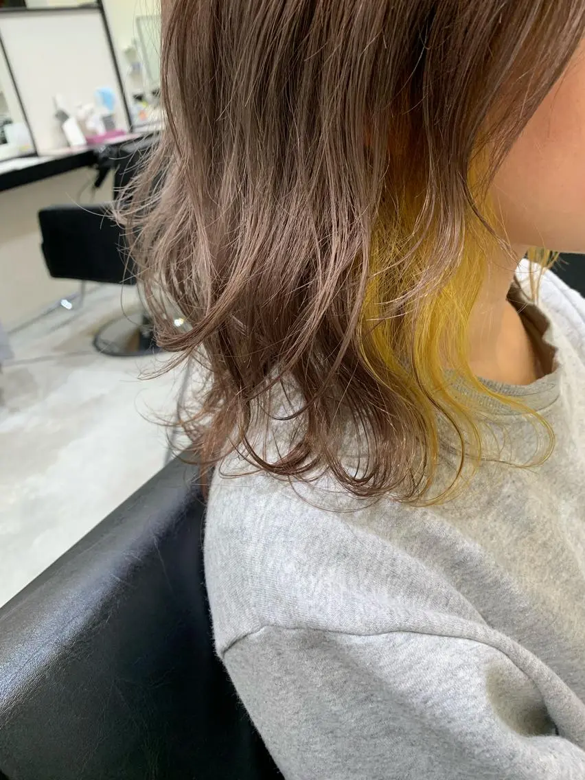 ミディアム カラー イヤリングカラー グレージュ イエローカラー カット ヘアカラー 喜友名 泉樹のヘアスタイル