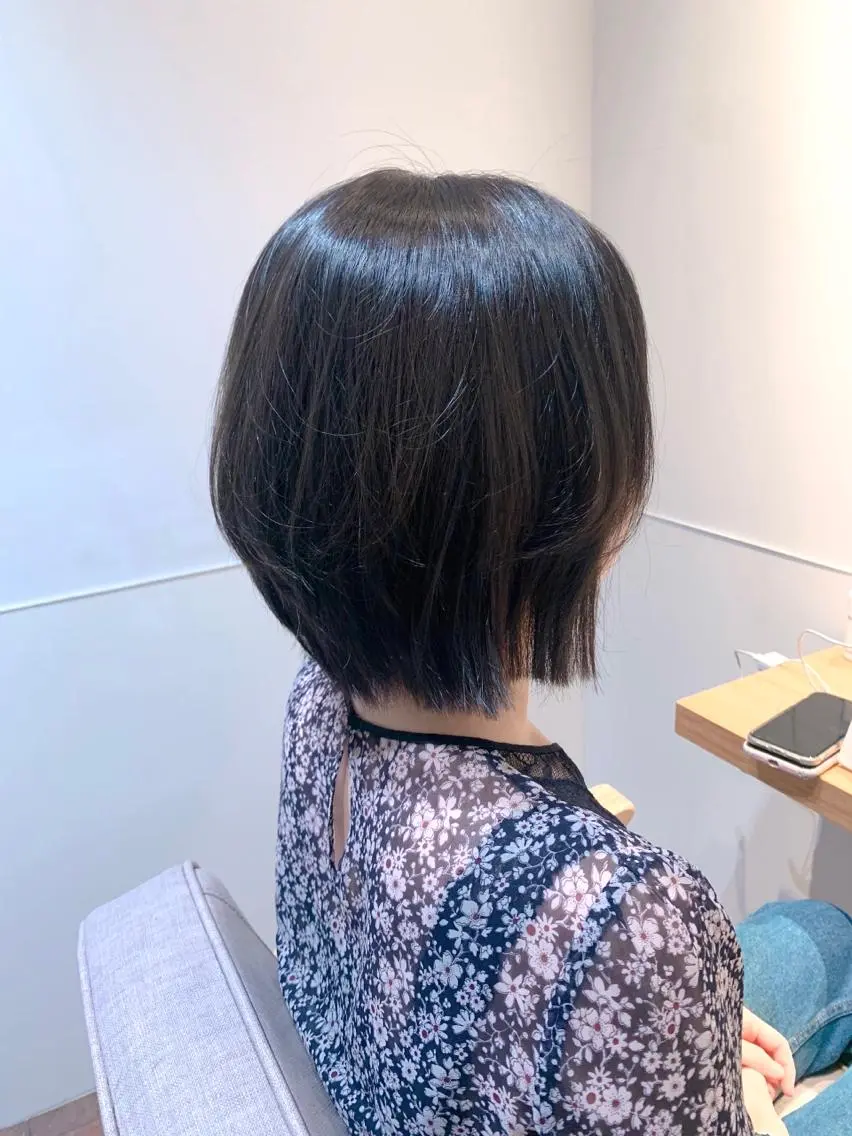 ショート カラー ボブ レイヤーカット 透明感カラー ボブ 髪と心を整える美容師のヘアスタイル