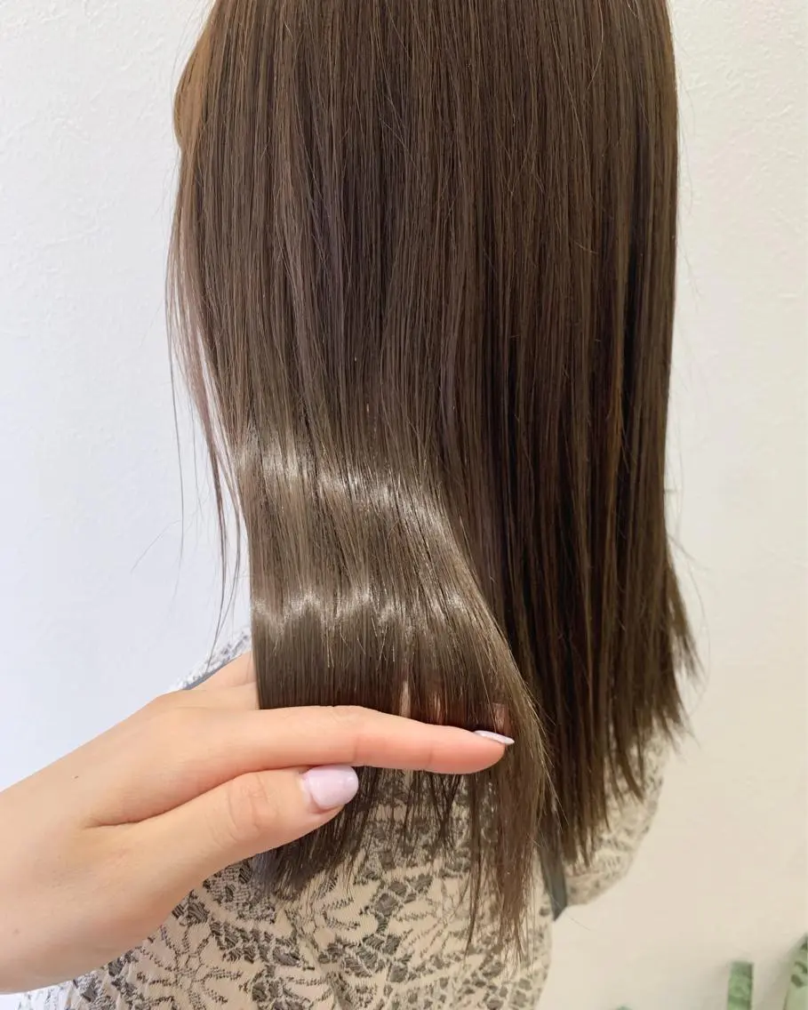 ミディアム カラー ベージュカラー ブリーチ ブリーチなしカラー シルバー シルバーベージュ hubhair レイヤー/透明感のヘアスタイル