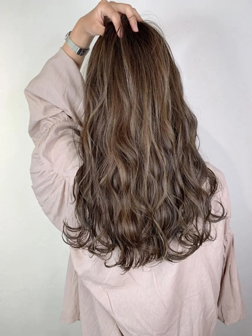セミロング ボブ 斜めバング 外国人風カラー 伸ばしかけ ハイライト ＿WHITE鳳店 アンダーバーホワイトのヘアスタイル