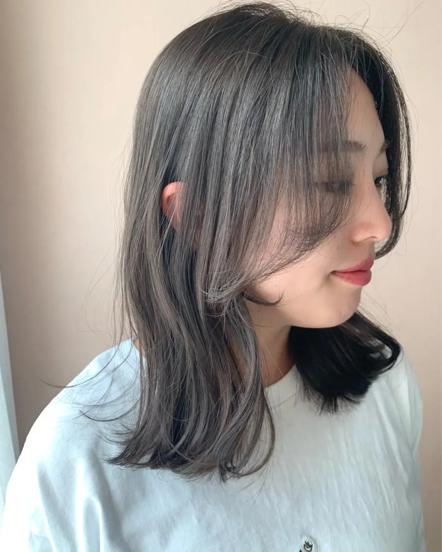 セミロング カラー アッシュ アッシュグレー ブリーチ 透明感カラー ブリーチなしカラー hubhair レイヤー/透明感のヘアスタイル
