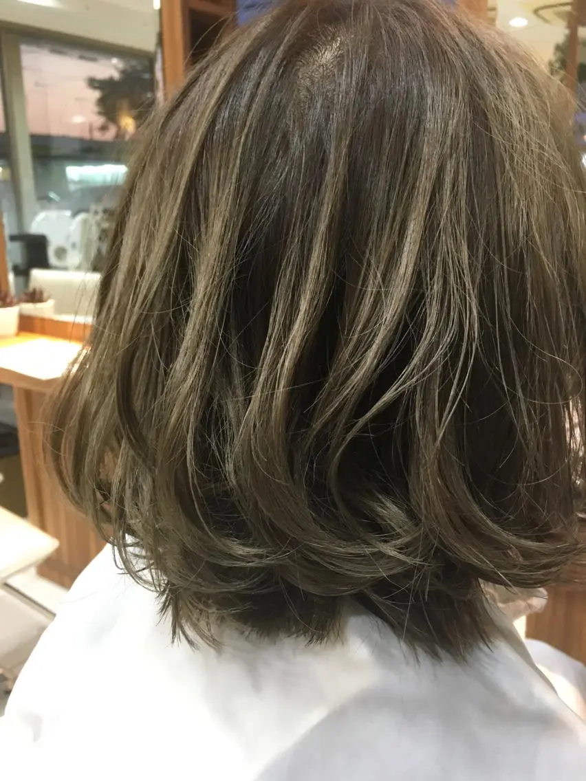 ショート カラー ベージュカラー ミルクティーベージュ 白髪ぼかしハイライト 柳川拓哉のヘアスタイル