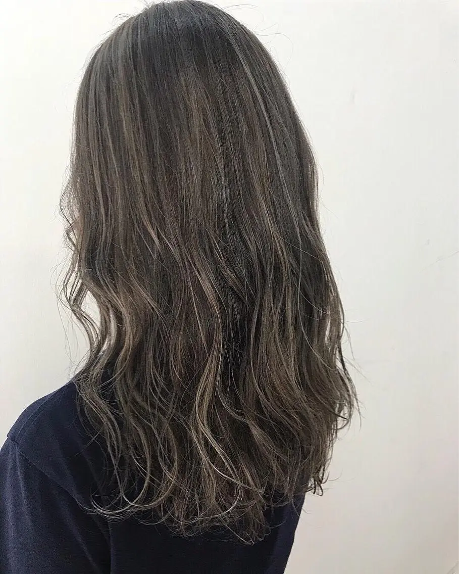 ミディアム カラー レイヤーカット 西村あきやのヘアスタイル