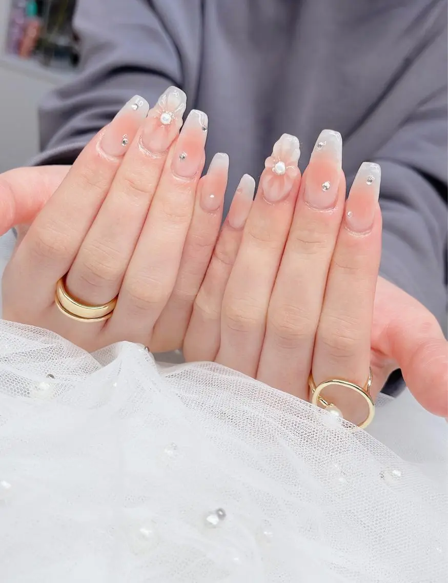 セミロング めぐみのネイルサロン スタッフ練習のネイルデザイン