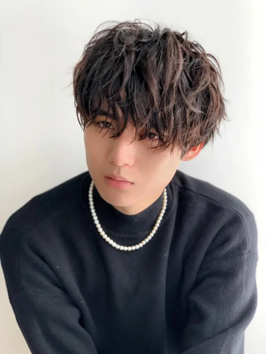 ミディアム パーマ メンズ ミディアムパーマ メンズブリーチ センターパート フェードカット メンズハイライト メンズStylist 山根慧のヘアスタイル
