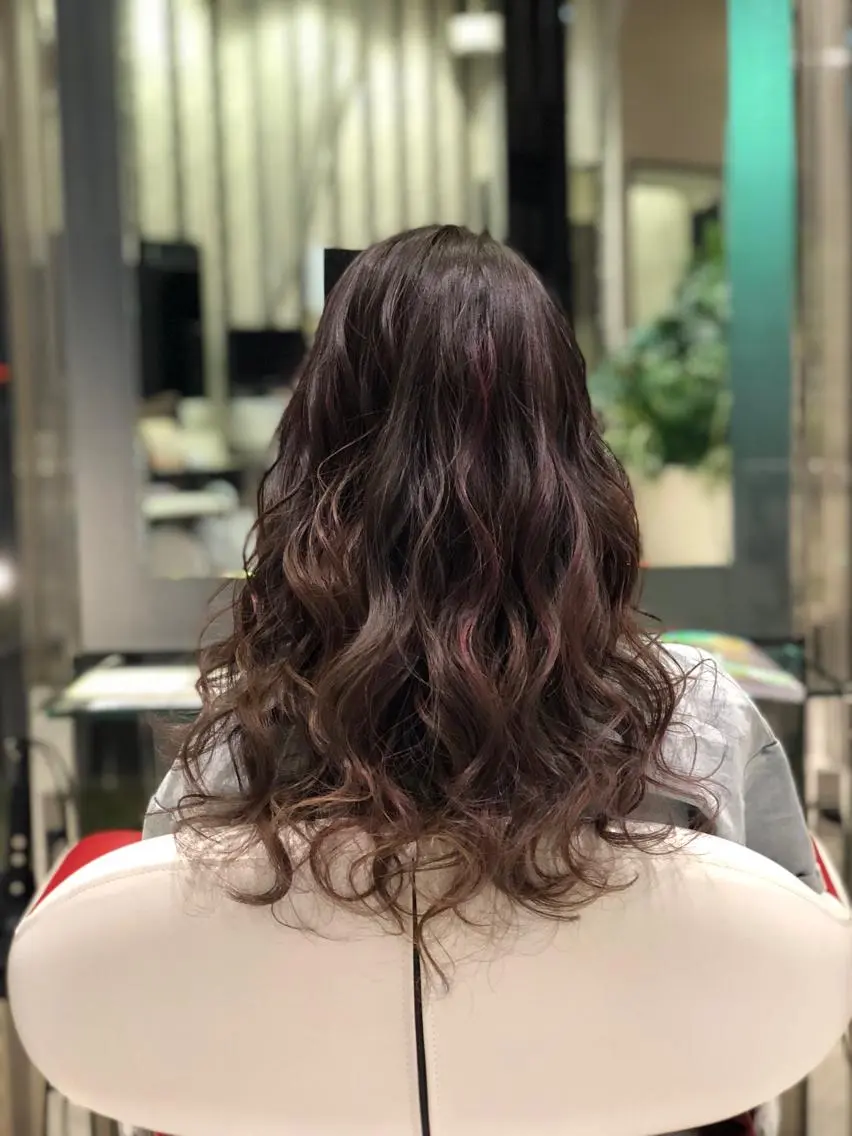 セミロング カラー グラデーションカラー グレージュ ハイライトカラー ピンクカラー ハイライト 大塚 貴之のヘアスタイル