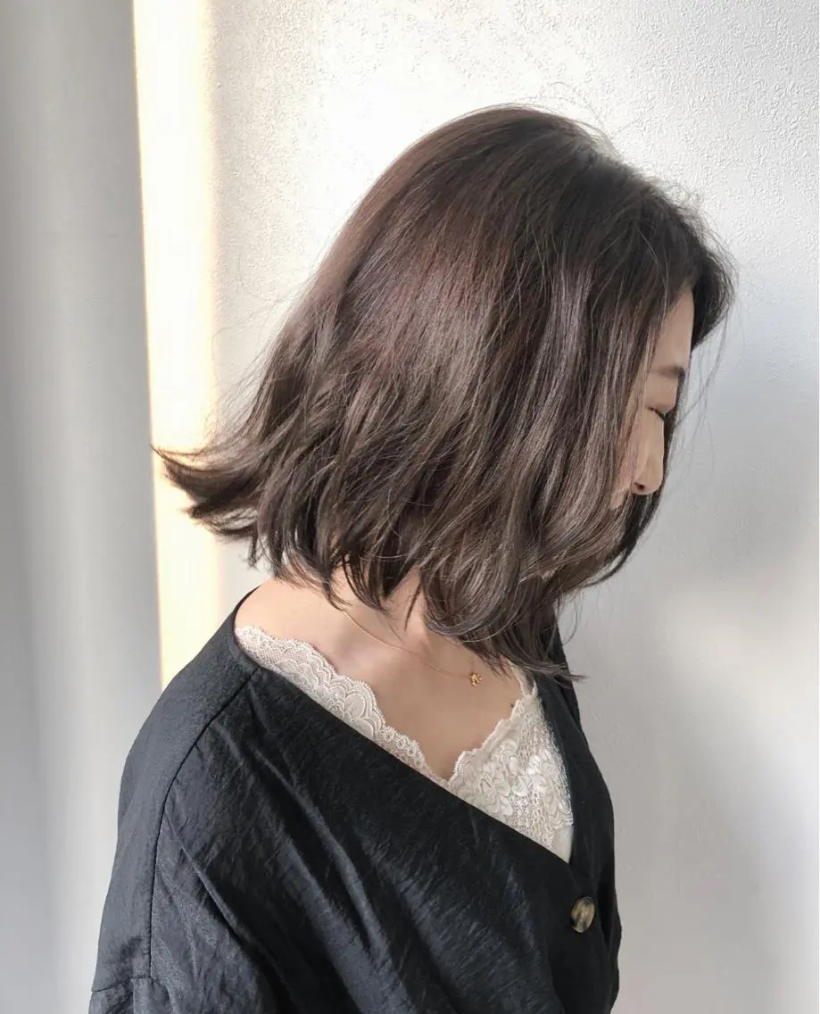ミディアム カラー ブリーチ グレージュ ブリーチなしカラー 岩田 萌那のヘアスタイル