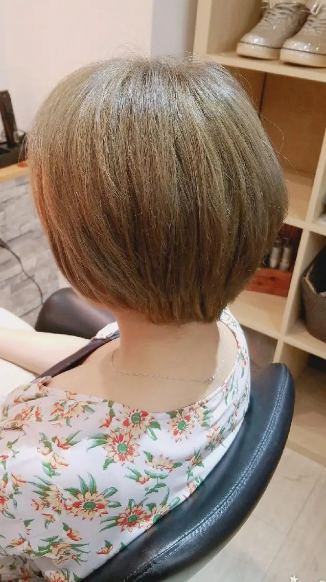 ショート カラー ベージュカラー ブリーチ フォギーベージュ すずき えりのヘアスタイル