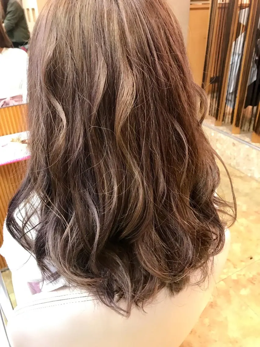 セミロング カラー ハイライトカラー ラベンダーカラー ラベンダーグレー ハイライト 脇田 雄大のヘアスタイル