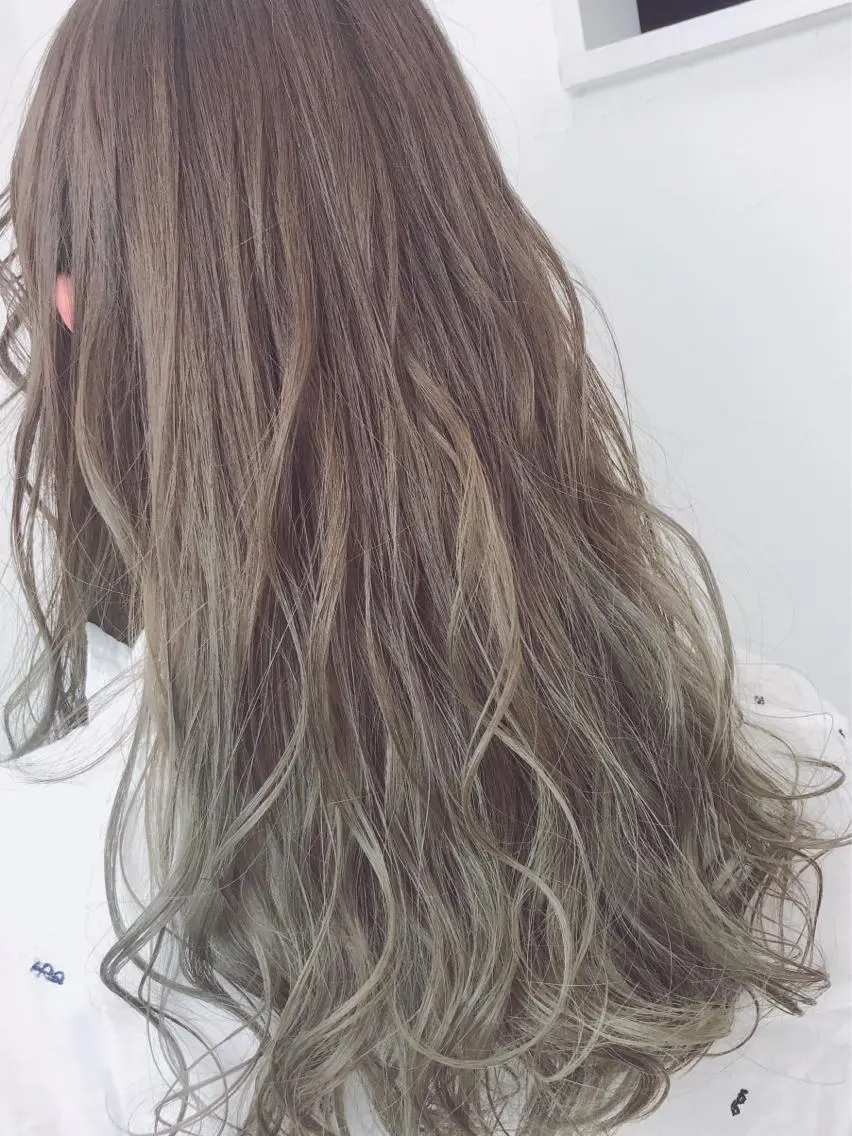ロング カラー アッシュ ヘアカラー 小山 明菜のヘアスタイル