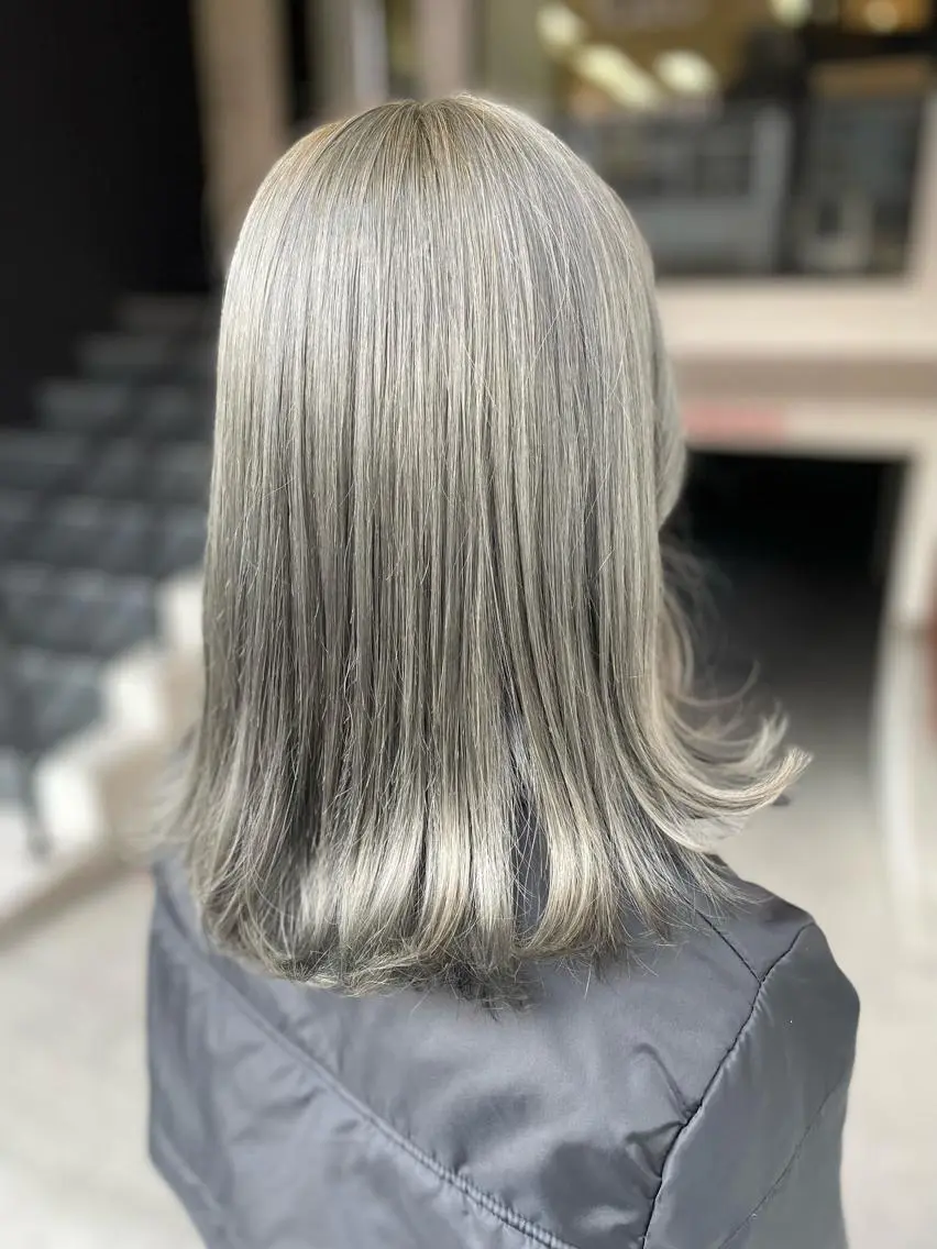 セミロング カラー ハイトーンカラー シルバー ヘアカラー トリートメント IORI #韓国ヘア#髪質改善のヘアスタイル