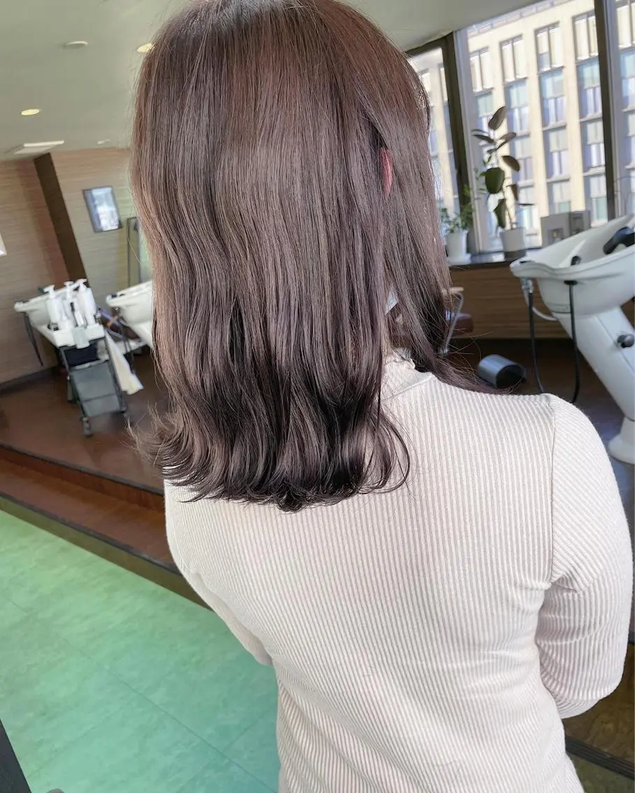 ミディアム カラー ベージュカラー ラベンダーカラー ラベンダーベージュ 外ハネヘア カット ヘアカラー 土居 正季のヘアスタイル