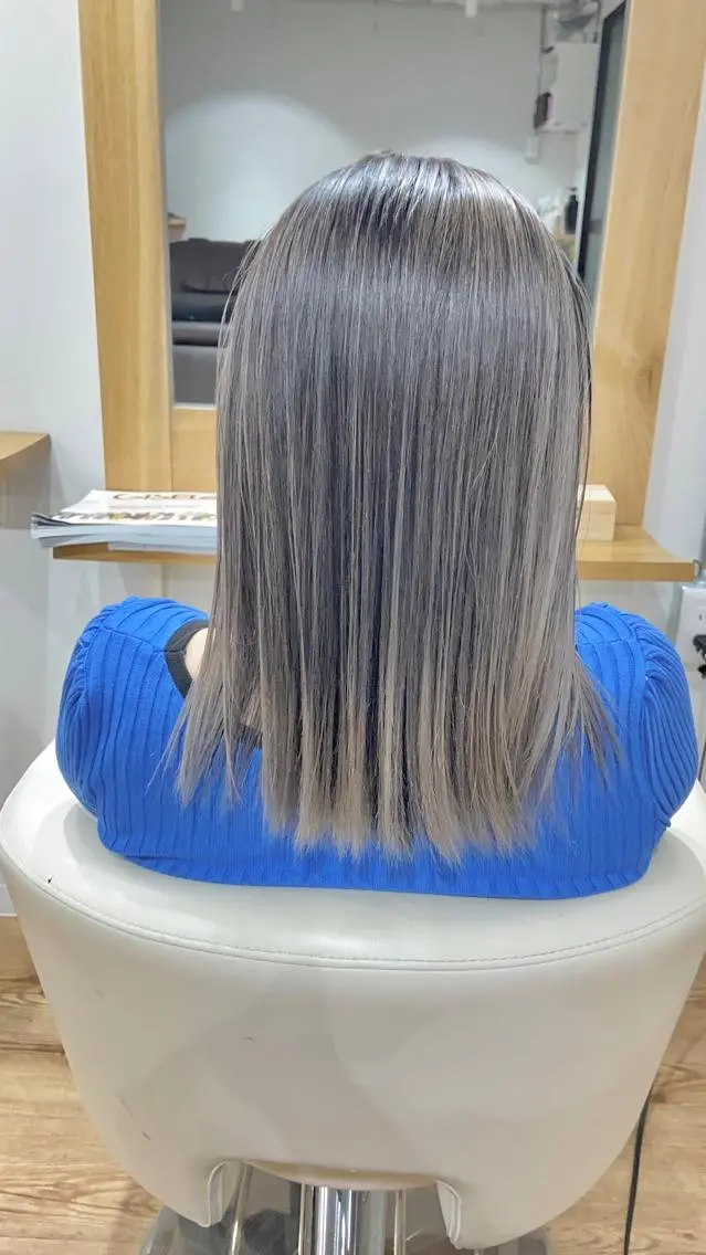 ミディアム カラー 切りっぱなしボブ ショートボブ バレイヤージュ ブリーチ デザインカラー カット ヘアカラー Kensho 京都駅 ケアブリーチのヘアスタイル