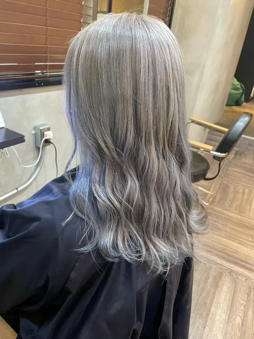 ロング カラー ブリーチ ブルーカラー シルバー ホワイトシルバー La fith 店長 城谷颯人のヘアスタイル