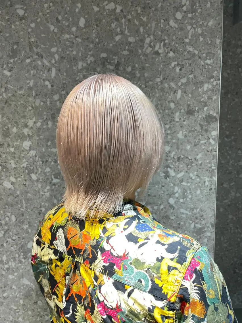 ショート カラー ネイル マツエク・マツパ アイブロウ 失敗しないハイトーン ✨ミルクティー/ミワのヘアスタイル