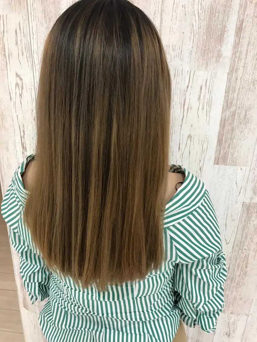 セミロング カラー バレイヤージュ ベージュカラー 透明感カラー 外国人風カラー レイヤーカット カット ヘアカラー Oopsレイヤー 加藤澄都のヘアスタイル
