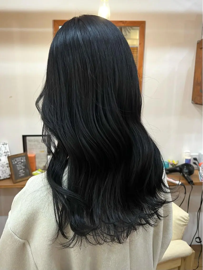 ロング カラー 黒髪 ブリーチ ブルーカラー 透明感カラー ブリーチなしカラー Ami ケアブリーチ/表参道のヘアスタイル