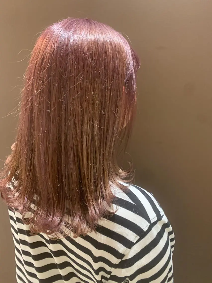 セミロング カラー ヘアアレンジ ブリーチ ピンクカラー レッドカラー きむえり/髪質改善 /うねり広がり改善のヘアスタイル