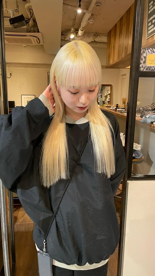ロング カラー 抜きっぱなしブロンド ファッションに 溶け込むstyleのヘアスタイル