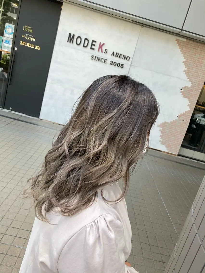 ミディアム カラー バレイヤージュ グレージュ レイヤーカット カット ヘアカラー トリートメント SHAFT Ieiriのヘアスタイル