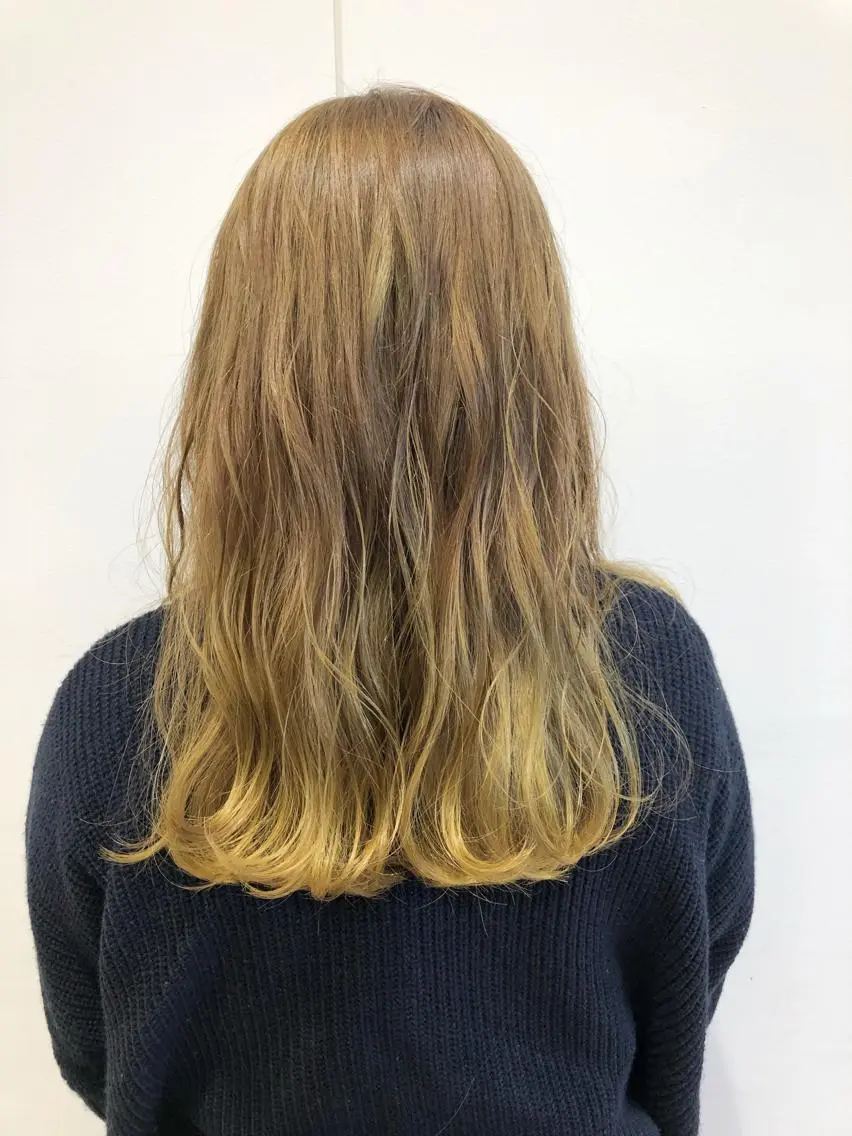セミロング カラー ブリーチ ケアブリーチ イエローカラー ケアブリーチ 坪井佑樹のヘアスタイル