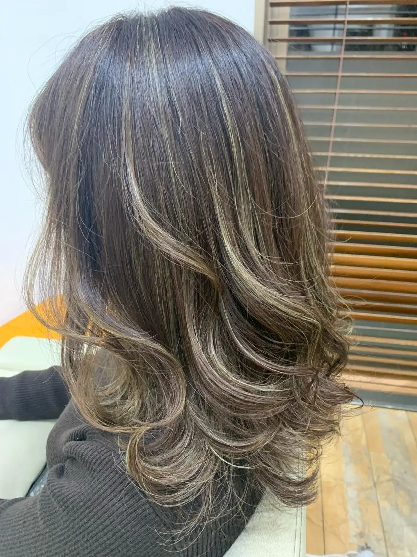 セミロング カラー ハイライトカラー ハイライト ✨🎨ブリーチなし 透明感カラー✨美友のヘアスタイル