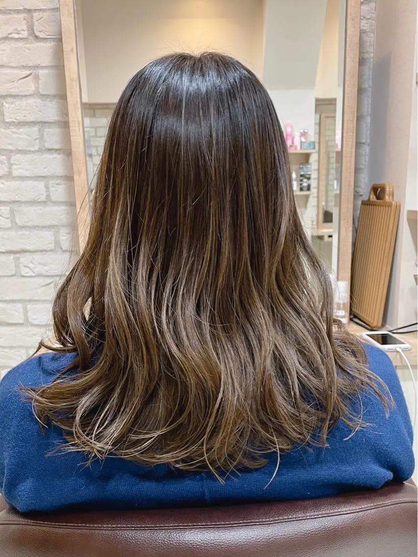 セミロング カラー ハイライトカラー 外国人風カラー ハイライト カット ヘアカラー トリートメント 清水 有実子のヘアスタイル