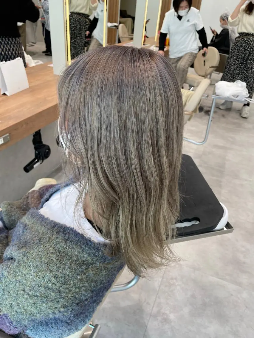 セミロング カラー シルバー 【透明感カラー🩶】 津田和希のヘアスタイル