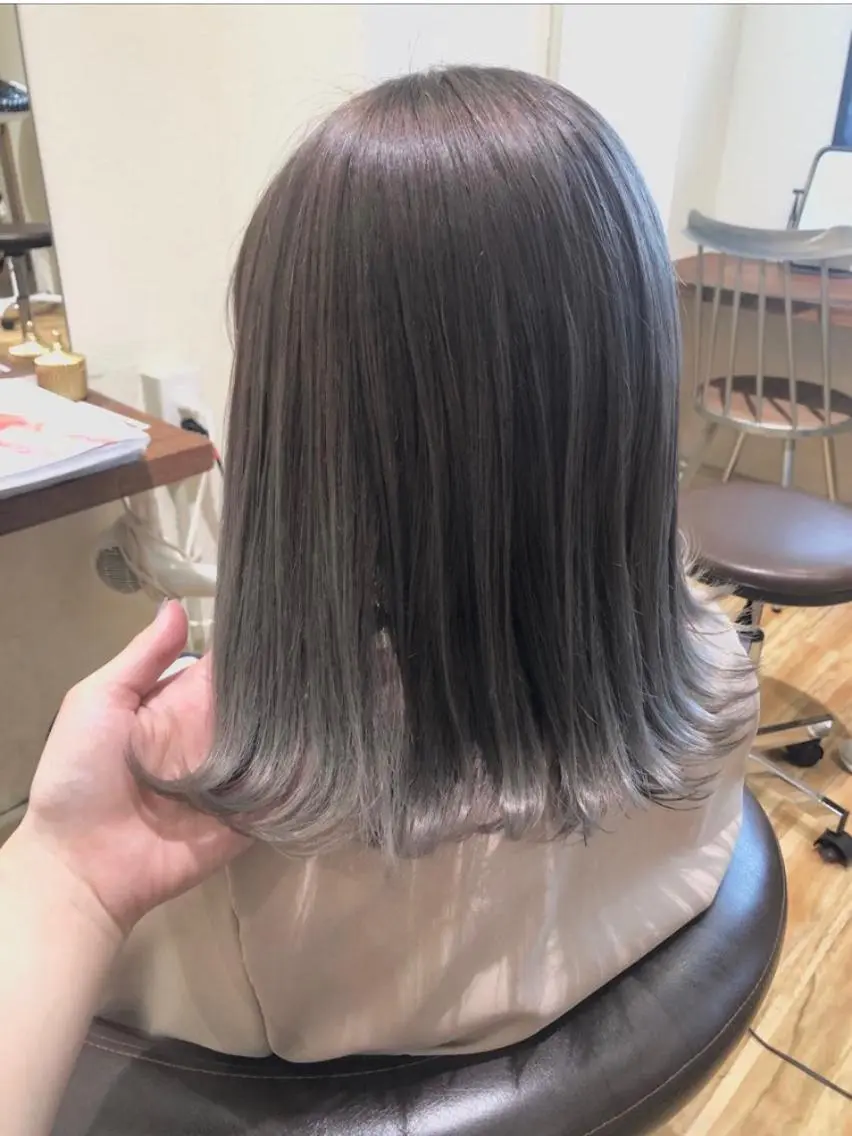 ミディアム カラー ブリーチ グレージュ ヘアカラー トリートメント 梅山 美侑のヘアスタイル