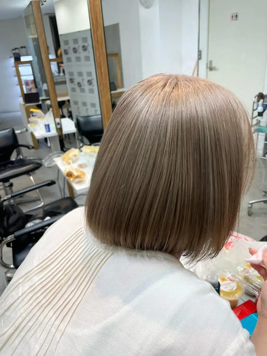 ショート カラー ブリーチ グレージュ ミルクティーグレージュ fifth おのでら ようのヘアスタイル