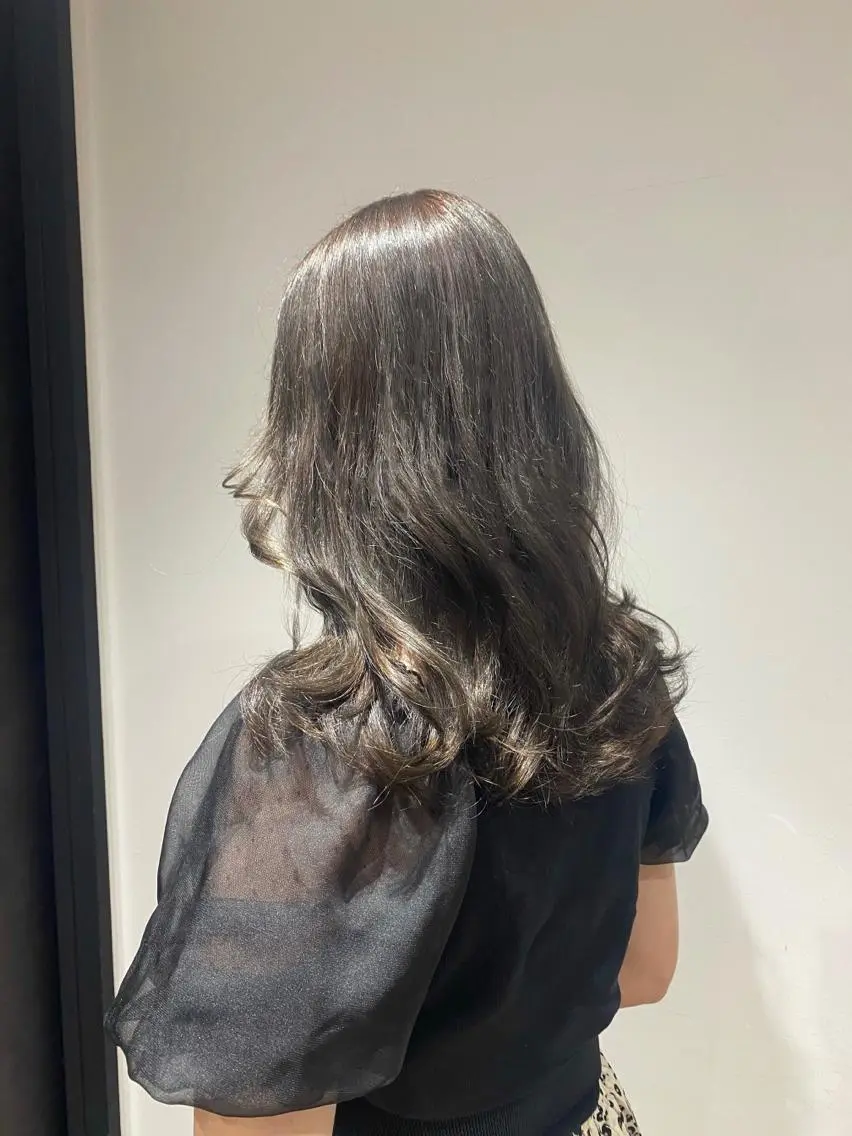 セミロング カラー パーマ ヘアアレンジ アッシュ アッシュグレー アッシュグレージュ ブリーチ 透明感カラー 新宿⌇韓国風ヘア ⌇透明感カラーのヘアスタイル
