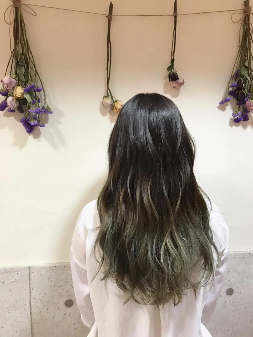 ロング カラー アッシュ ブリーチ グラデーションカラー 🪐脱白髪染め 🪐松尾菜々美のヘアスタイル