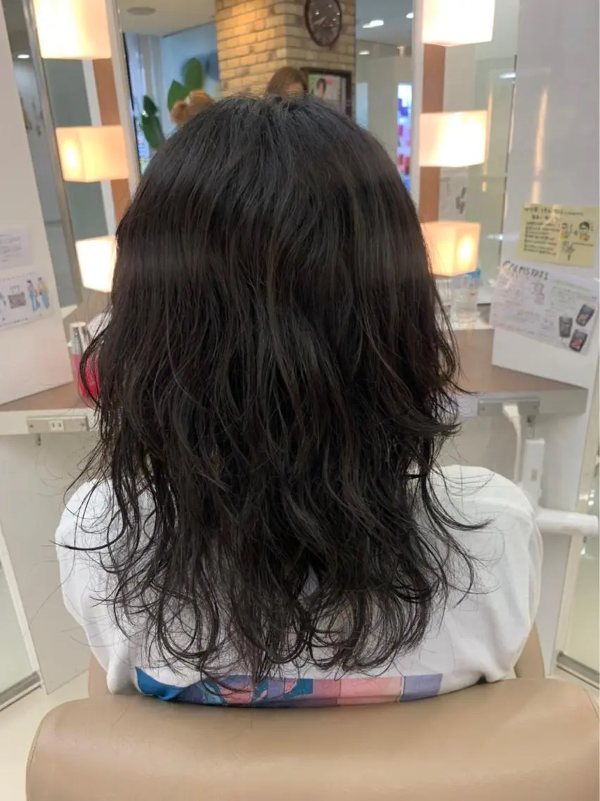 ミディアム パーマ 羽エクステ🪽 🤍まき🤍のヘアスタイル