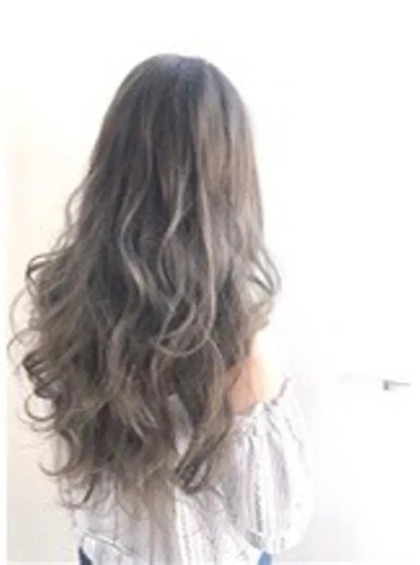 ロング カラー バレイヤージュ ブリーチ ダブルカラー グラデーションカラー ハイライトカラー memento 斎藤大覚のヘアスタイル