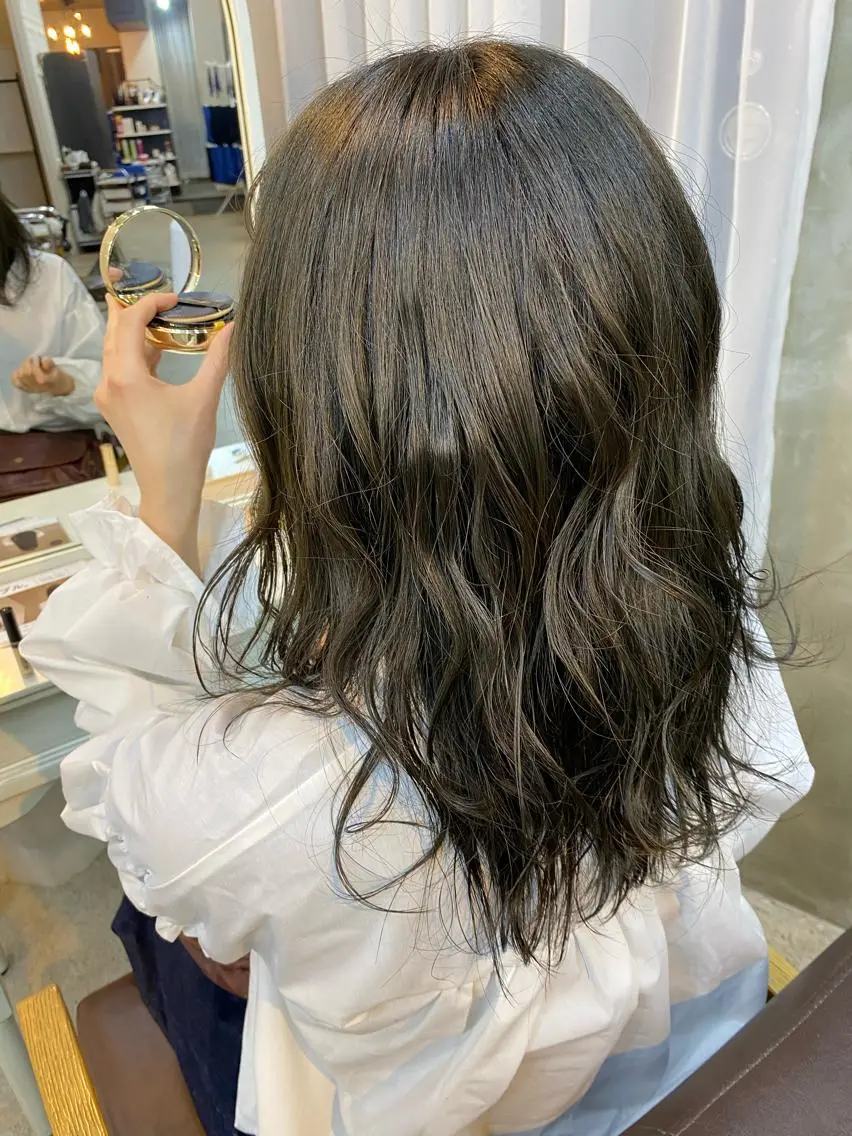 セミロング カラー ヘアアレンジ アッシュ グレージュ カーキグレージュ 志賀 あずみのヘアスタイル
