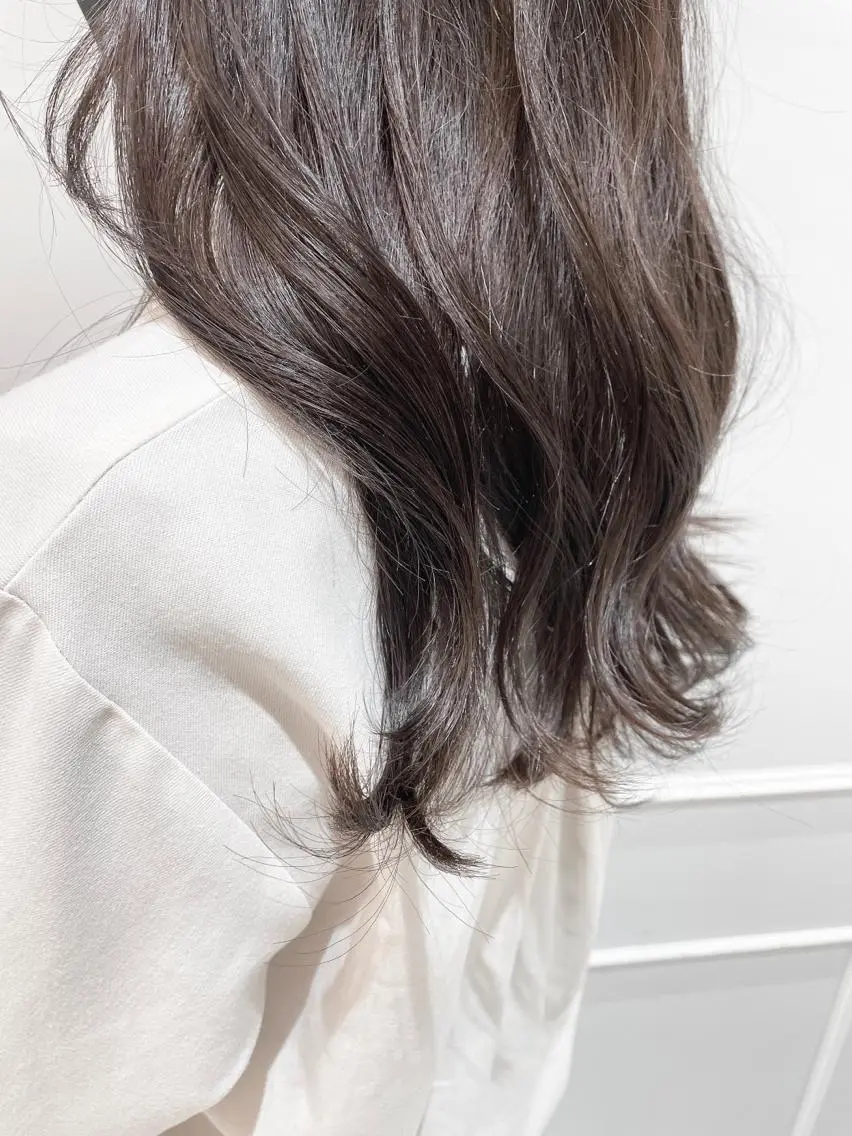 セミロング カラー ダークグレー ハイライトカラー ハイライト ヘアカラー トリートメント 🦖鶴岡 香純🦖のヘアスタイル