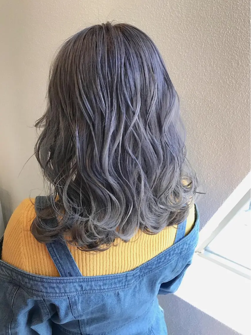 ミディアム カラー ヘアアレンジ シルバー ヘアカラー トリートメント lani ブリーチ /ダブルカラーのヘアスタイル