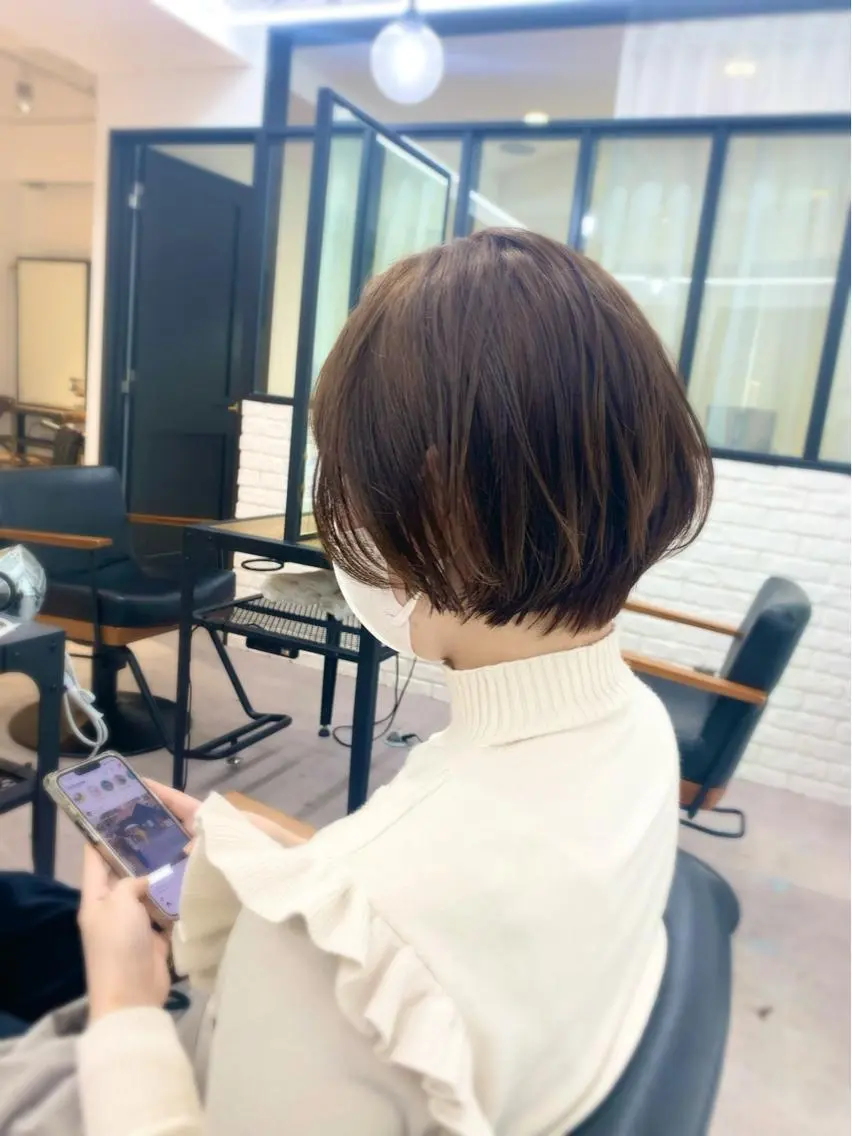 ミディアム カラー パーマ ヘアアレンジ メンズ キッズ ネイル マツエク・マツパ アイブロウ レイヤーカット／ 巻ける縮毛矯正のヘアスタイル
