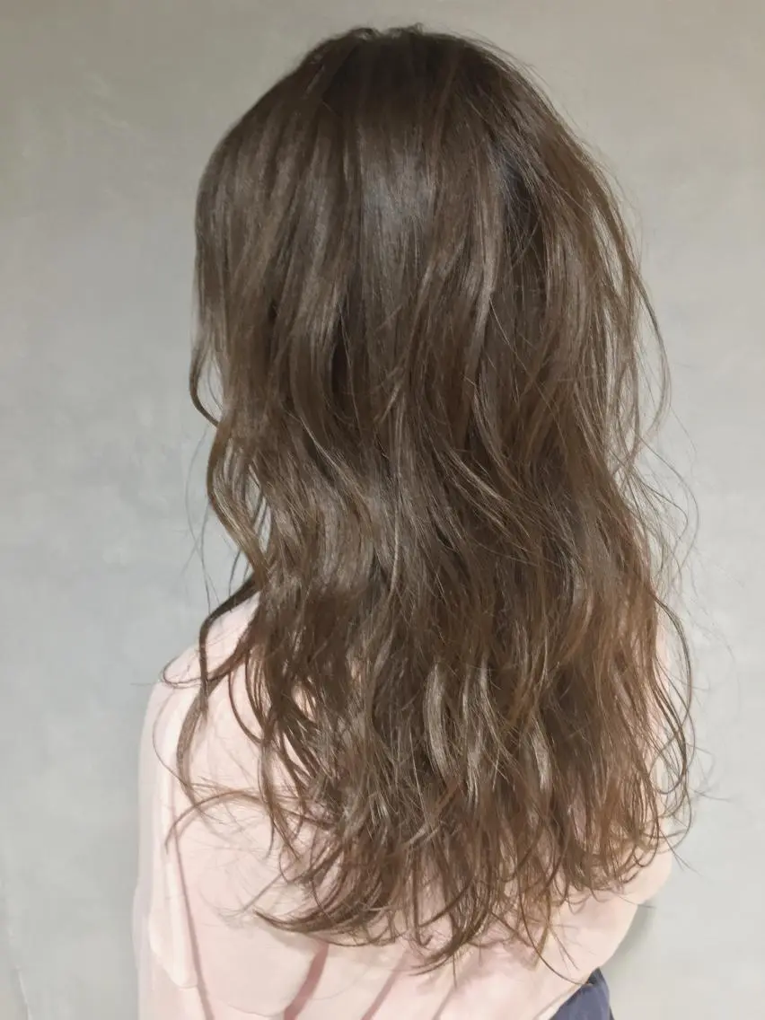 ロング カラー グレージュ 岡邉 隆太のヘアスタイル