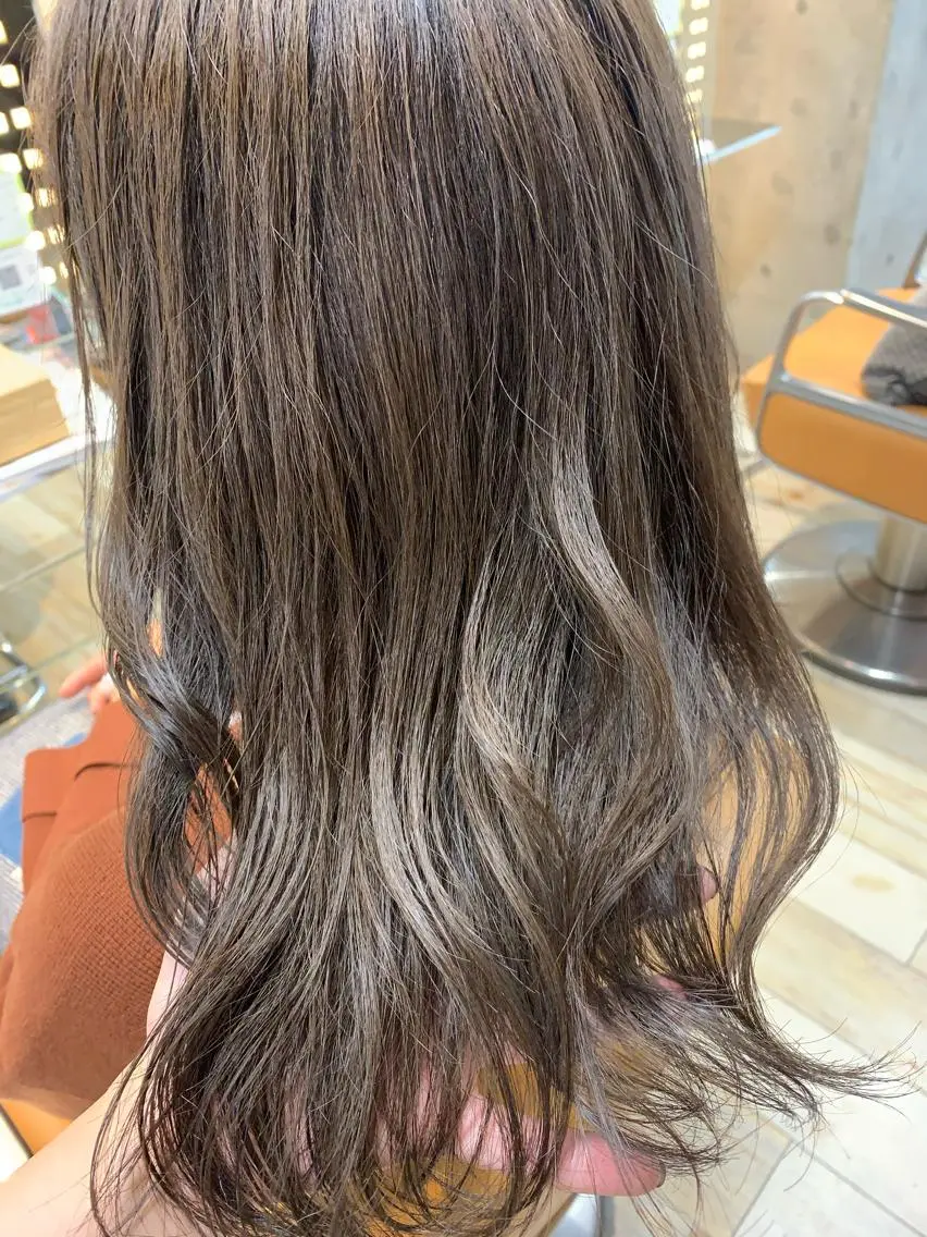 ロング カラー グレージュ にった みずきのヘアスタイル
