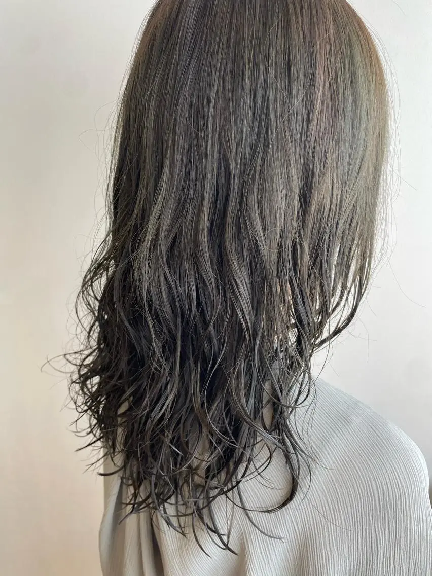 ミディアム カラー パーマ ミディアムパーマ グレージュ オリーブグレージュ オリーブグレー カット ヘアカラー パーマ トリートメント レイヤー／似合わせ TAKUYAのヘアスタイル